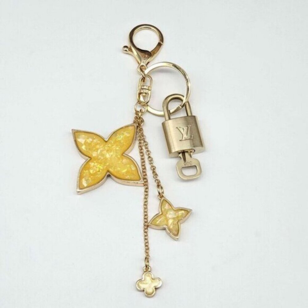 LV Authentic Gold Lock & Key 🔑 Luxury Bag Charm w/ Unbranded Flower Keychain - Picture 4 of 10